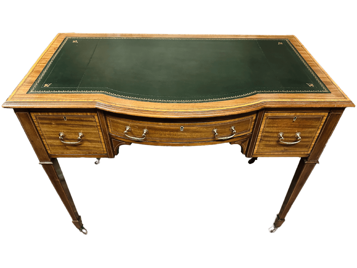 Après restauration. Bureau de style Louis XVI Après restauration. Bureau de style Louis XVI