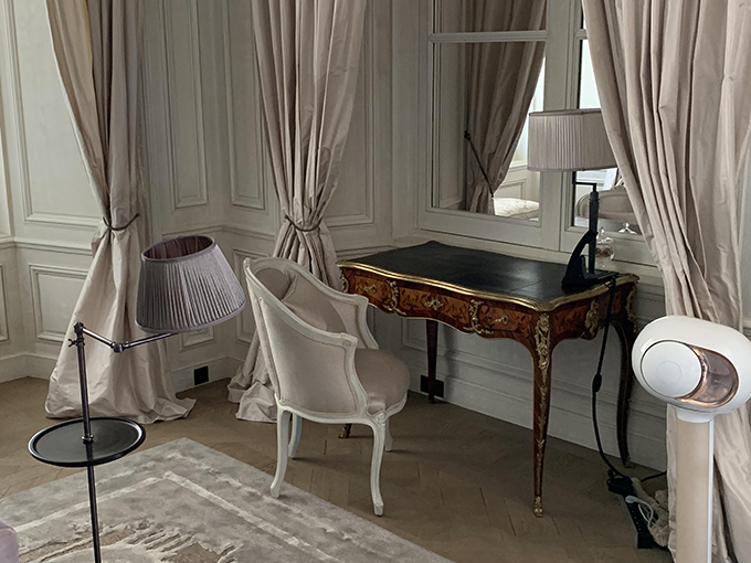 Bureau Louis XV dans la suite Karl Lagerfeld à l'Hôtel De Crillon