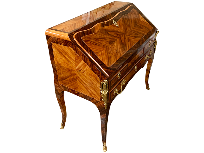 Après restauration. Bureau de pente d'époque Louis XV Après restauration. Bureau de pente d'époque Louis XV