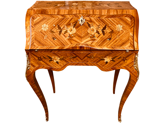 Après restauration. Bureau de style Louis XV Après restauration. Bureau de style Louis XV