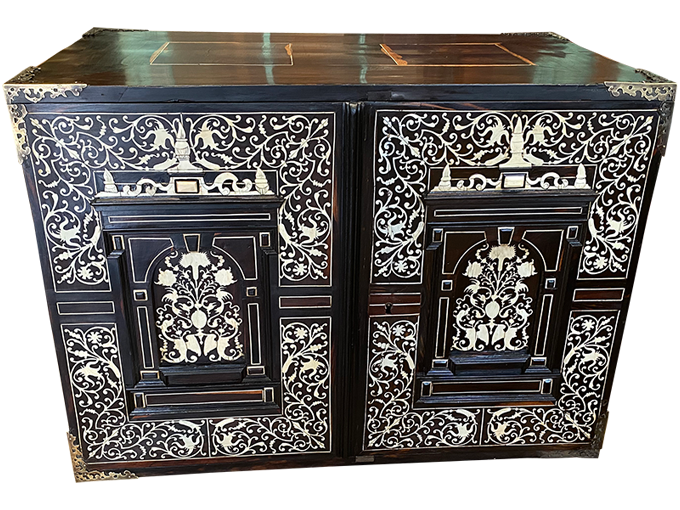 Après restauration. Cabinet du XVII ème siècle Avant restauration