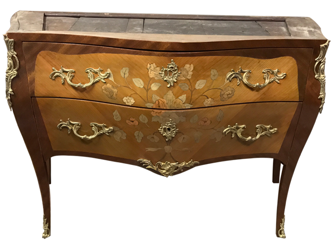 Après restauration. Commode de style Louis XV Après restauration. Commode de style Louis XV