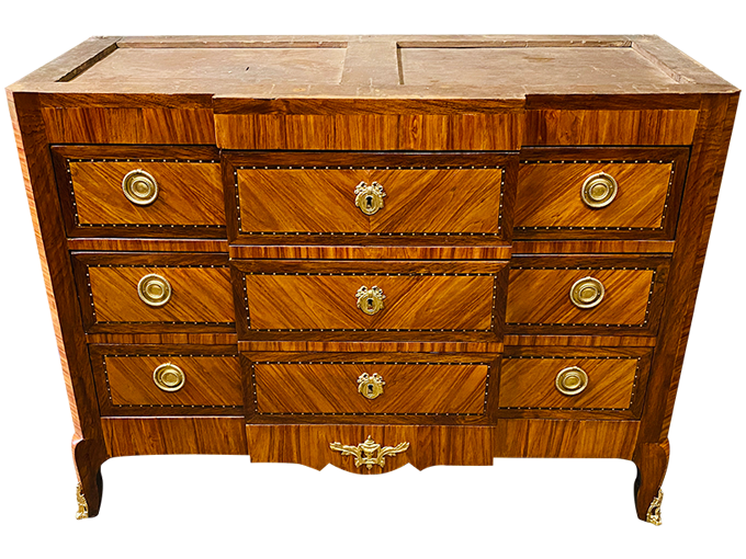 Après restauration. Commode de style Transition Louis XV - Louis XVI Après restauration. Commode de style Transition Louis XV - Louis XVI