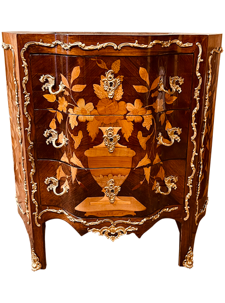 Après restauration. Commode de style Louis XV Après restauration. Commode de style Louis XV