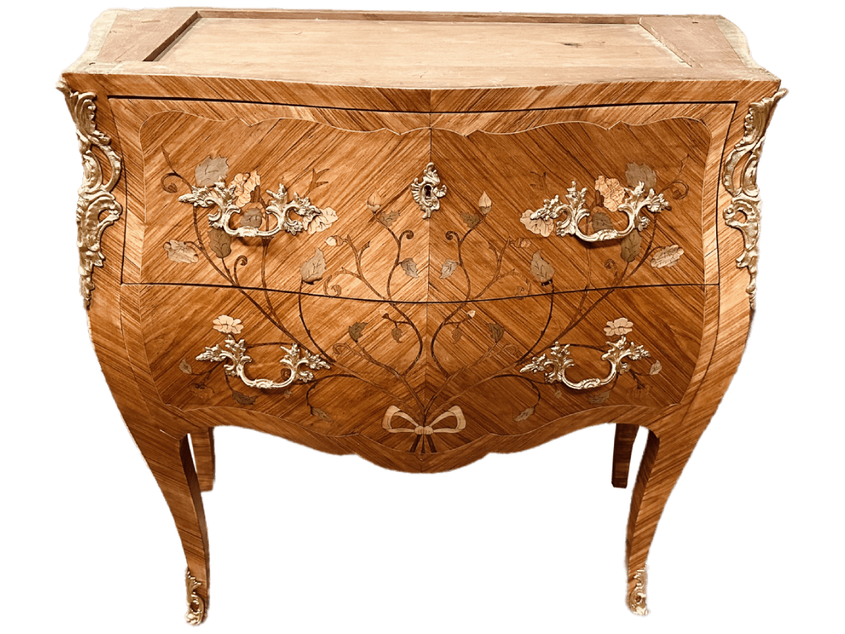 Après restauration. Commode de style Louis XV Après restauration. Commode de style Louis XV