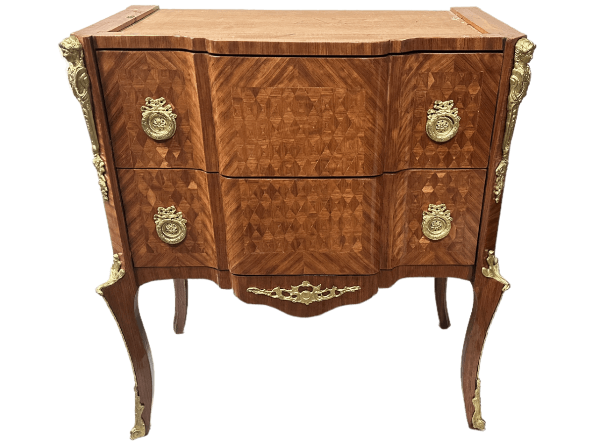 Après restauration. Commode de style Transition Louis XV - Louis XVI Après restauration. Commode de style Transition Louis XV - Louis XVI