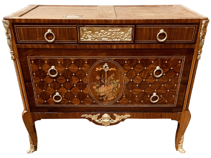 Après restauration. Commode de style Transition Louis XV - Louis XVI Après restauration. Commode de style Transition Louis XV - Louis XVI