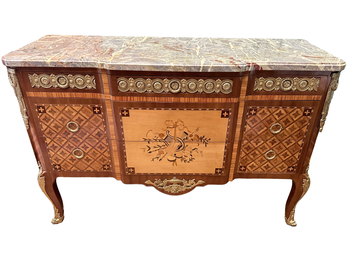 Après restauration. Commode de style Transition Louis XV - Louis XVI Après restauration. Commode de style Transition Louis XV - Louis XVI
