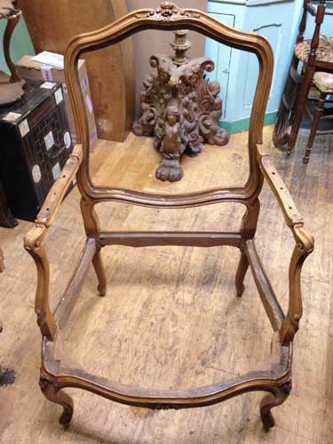 Après restauration. Fauteuil à châssis Louis XV Après restauration. Fauteuil à châssis Louis XV